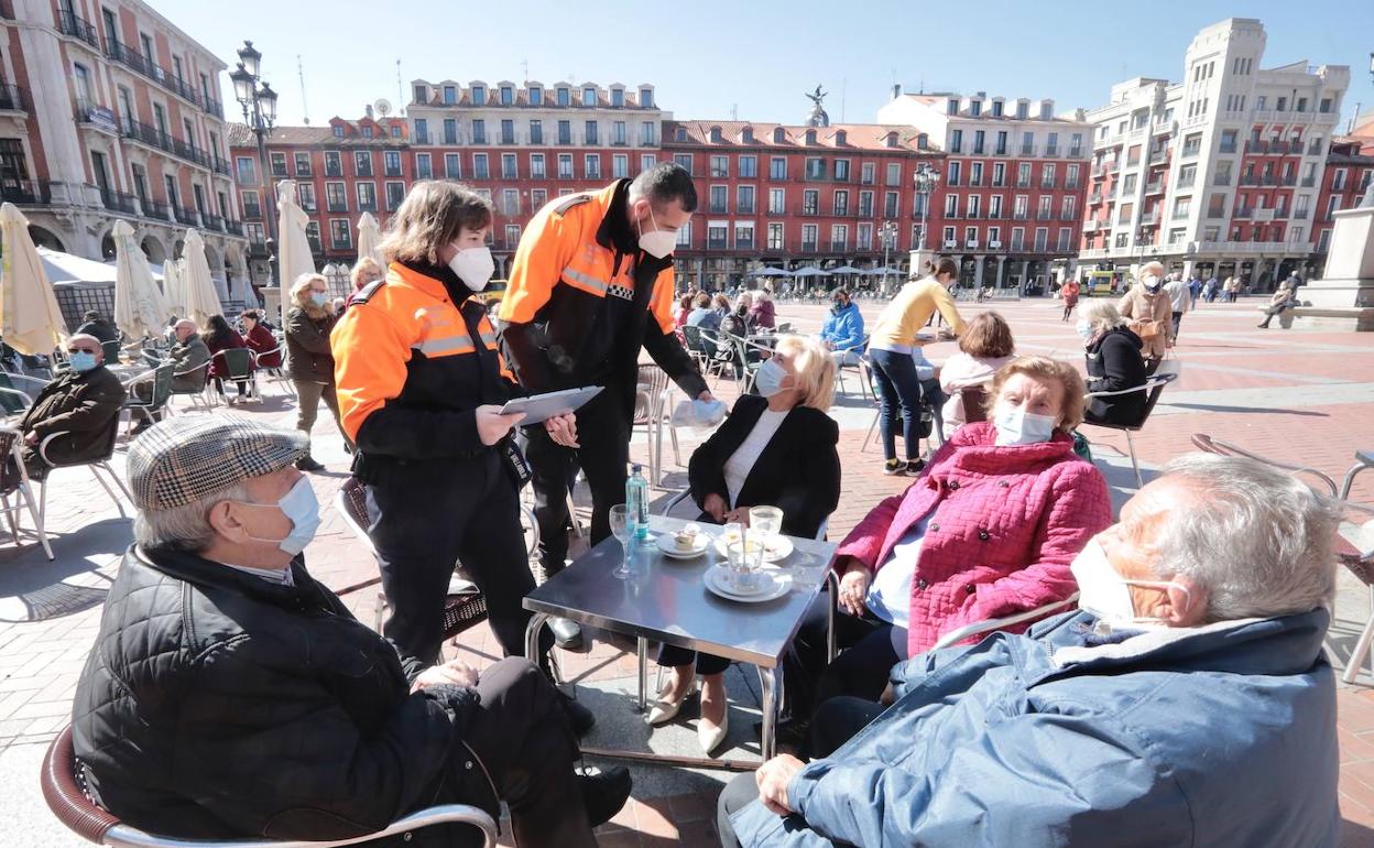 Coronavirus Voluntarios de Protección Civil e información en códigos